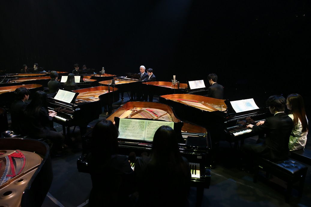 Piano students, alumni and faculty members joined forces with K-Arts President Kim Dae-jin for a piano-only orchestra during the 30th anniversary celebration event at Seokgwan Campus in northeast Seoul on Thursday. The orchestra was formed with 15 pianos and 30 pianists. (K-Arts)