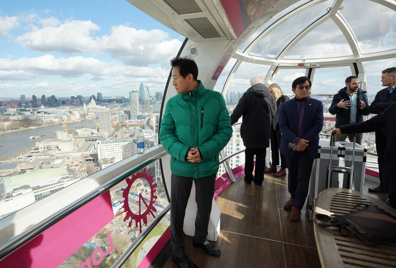 Seoul Mayor Oh Se-hoon takes a ride on the London Eye on Tuesday. (Yonhap)