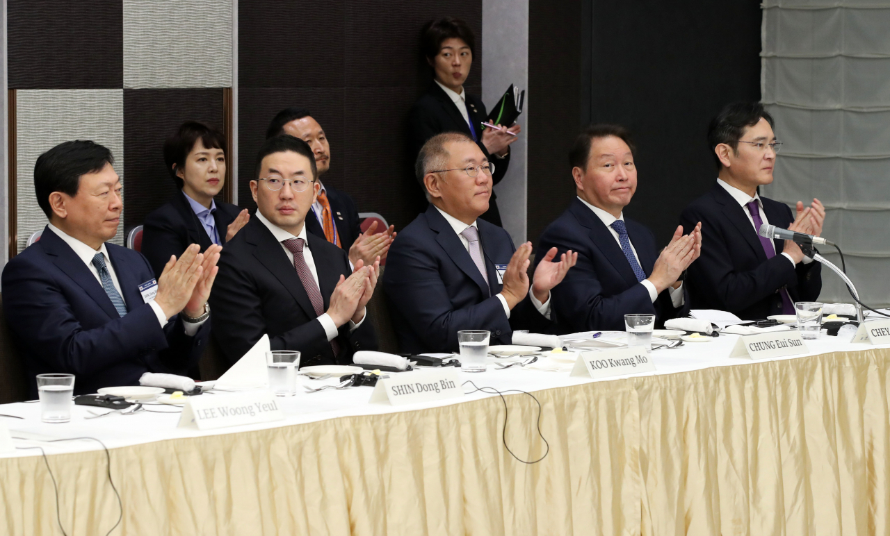 From left: Lotte Group Chairman Shin Dong-bin, LG Group Chairman Koo Kwang-mo, Hyundai Motor Group Chairman Chung Euisun, SK Group Chairman Chey Tae-won and Samsung Electronics Chairman Lee Jae-yong attend the Korea-Japan Business Roundtable held at the headquarters of Japan's biggest business group in Tokyo on Friday.