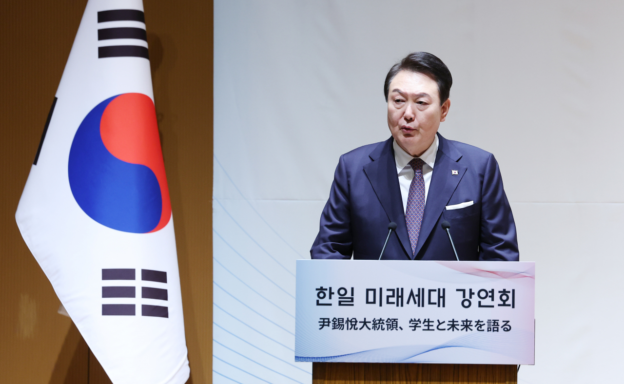 South Korean President Yoon Suk Yeol, who is on a trip to Japan, gives a special lecture at Keio University in Tokyo on Friday. (Yonhap)