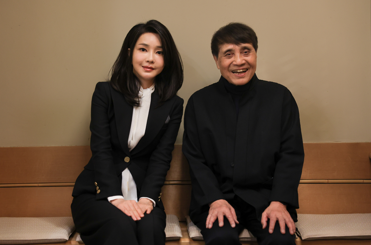First lady Kim Keon Hee poses with world-renowned architect Tadao Ando in Tokyo on Friday. (Yonhap)