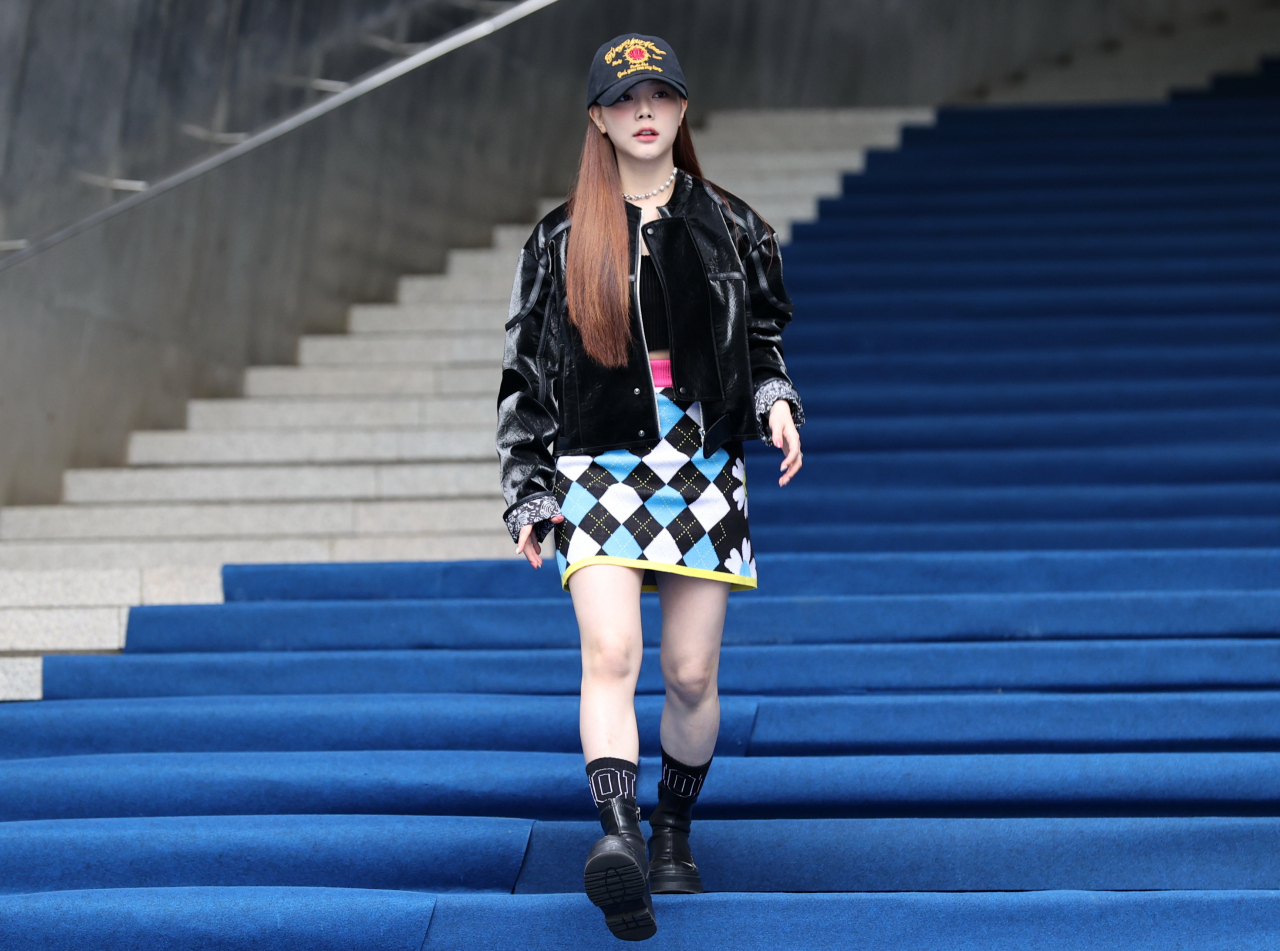 Eunchae of Dia shows up at 2023 Seoul Fashion Show held at Dongdaemun Design Plaza in Jung-gu, Seoul, Wednesday. (Yonhap)