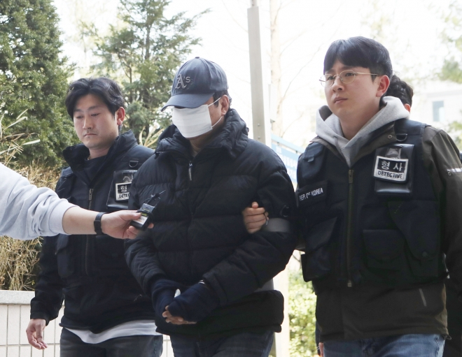 The suspect in a case of Songdo high-rise window vandalism arrives at the Incheon District Court in Incheon for a hearing following the issue of his arrest warrant, Sunday. (Yonhap)