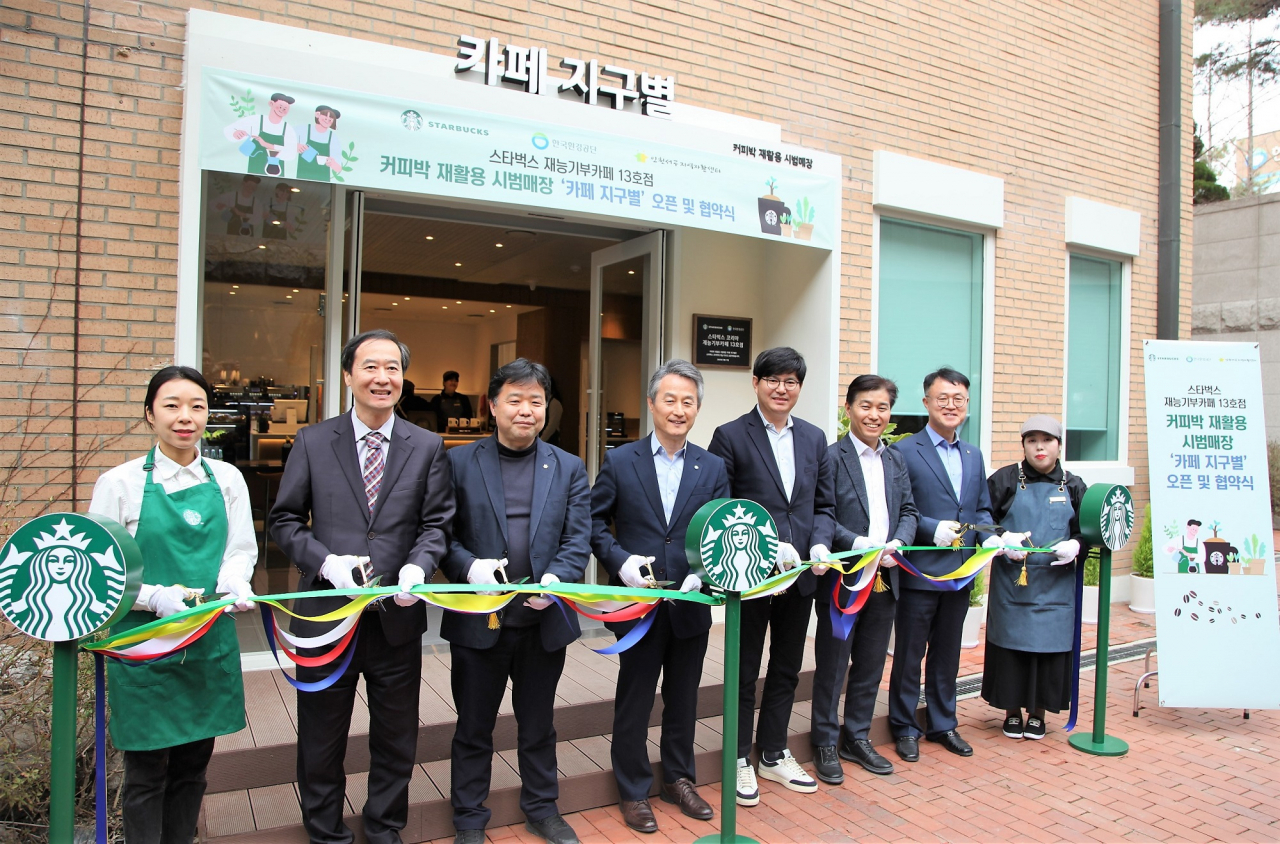 Ahn Byung-ok (third from left), chairman of the Korea Environment Corp., and officials of Starbucks Korea, the National Institute of Environmental Research, Incheon Seo-gu Self-sufficiency Promotion Center, National Institute of Environmental Human Resources Development and Han-River Basin Environmental Office pose for a photo at the opening ceremony held for the launch of the 