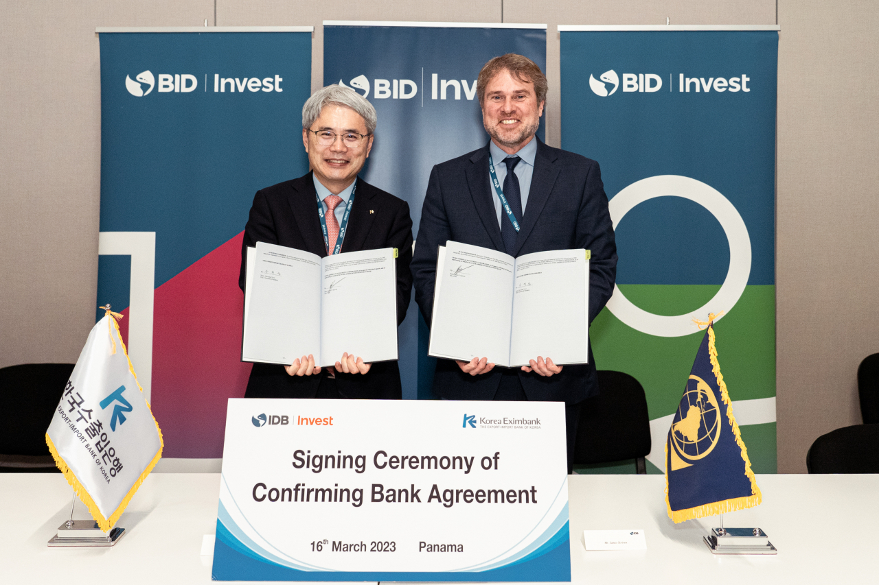 President of Eximbank Yoon Hee-sung (left) and CEO of IDB Invest James Scriven pose for a photo after a signing ceremony at the Panama Convention Center in Panama on Thursday. (Eximbank)
