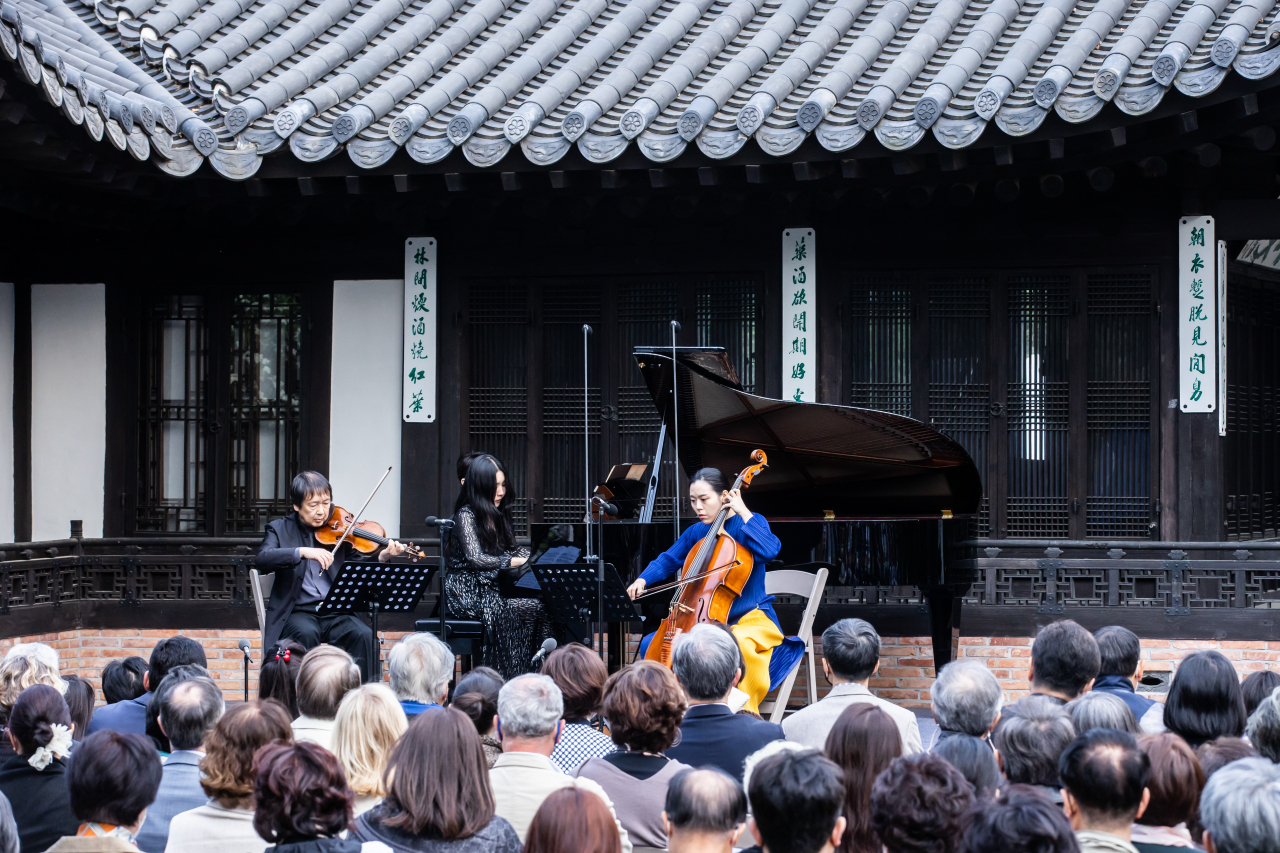 Kang Dong-Suk, violinist and the artistic director of the Seoul Spring Festival of Chamber Music (left), performs with pianist Mun Ji-yeong (center) and cellist Kang Seung-min during a SSFC's concert that took place at the house of former president Yun Po-sun on May 2, 2022. (Seoul Spring Festival of Chamber Music)