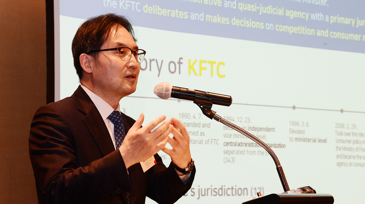 Fair Trade Commission Chairman Han Ki-jeong talks during a special luncheon event organized by the American Chamber of Commerce in Korea at the Grand Hyatt Seoul on Monday.