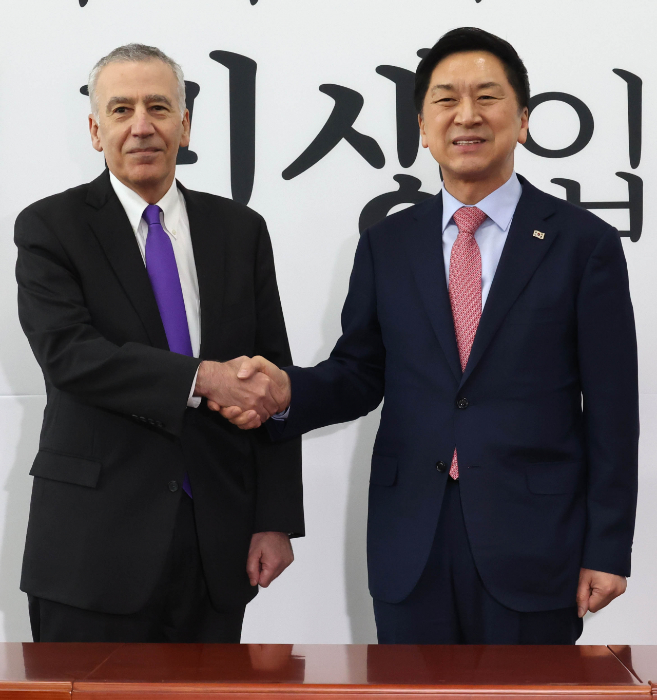 US AMB. MEETS PPP LEADER -- Philip Goldberg, US Ambassador to the Republic of Korea, and Rep. Kim Gi-hyeon, the newly elected chairperson of the South Korean ruling People Power Party, smile as they shake hands at the party conference hall at the National Assembly building in Yeouido, central Seoul, on Monday. (Yonhap)