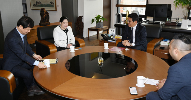 Philippines Ambassador to Korea Maria Theresa B. Dizon-De Vega (second from left) and The Korea Herald CEO Choi Jin-young (second from right), discuss areas of cooperation at the Herald Corp. headquarters in central Seoul on Wednesday. (Park Hae-mook/The Korea Herald)