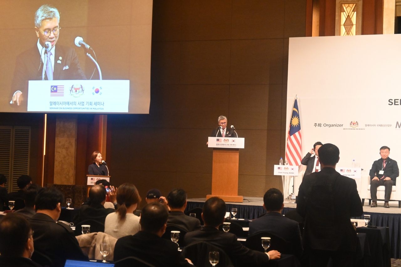 Malaysia's Minister of International Trade and Industry Tengku Zafrul Aziz delivers a keynote speech at a Business seminar at Lotte Hotel in Jung-gu, Seoul. (Sanjay Kumar /The Korea Herald)