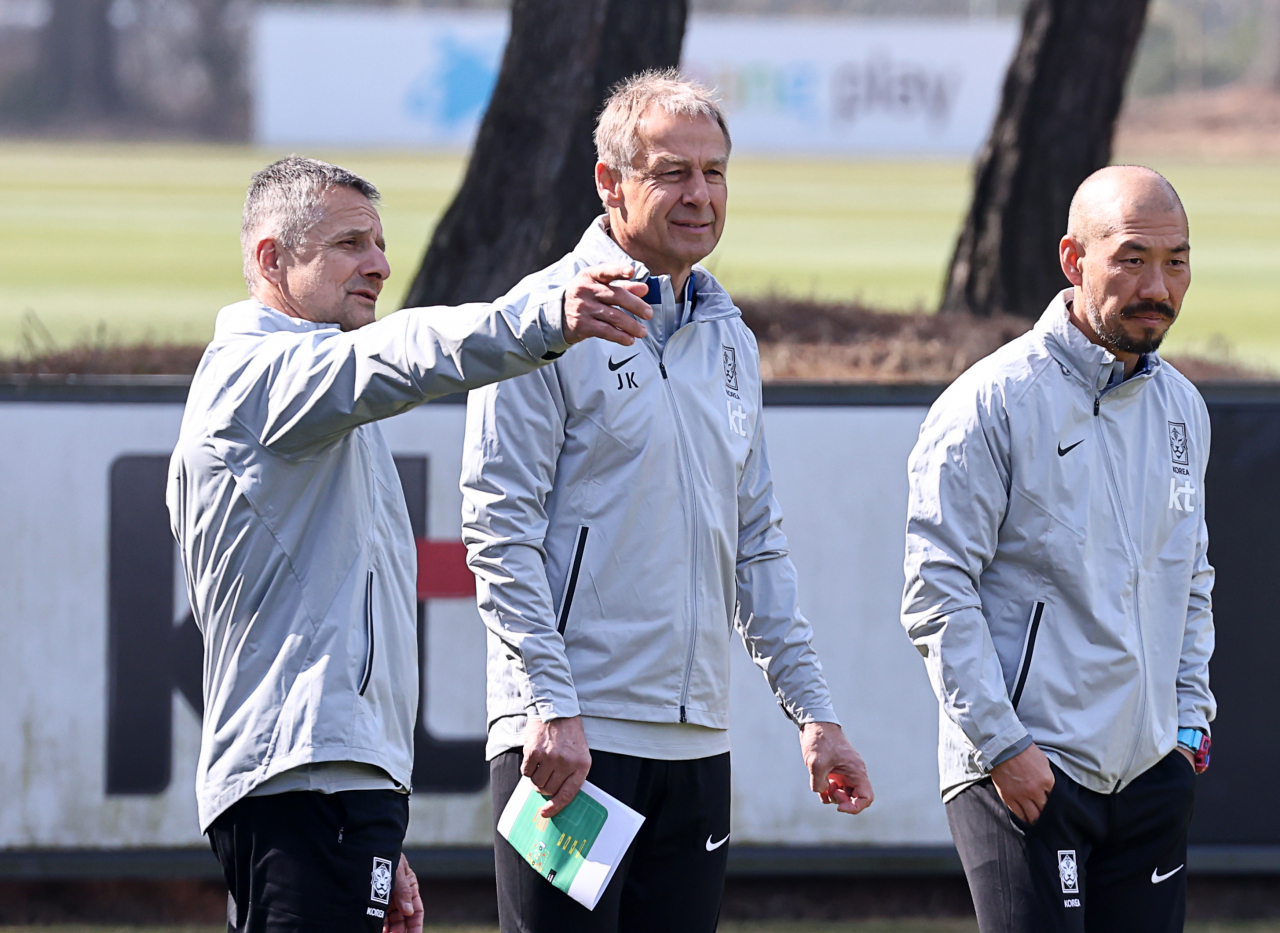 South Korea head coach Jurgen Klinsmann (at the center) watches his players during a training session at the National Football Center in Paju, some 30 kilometers northwest of Seoul, on Tuesday. (Yonhap)