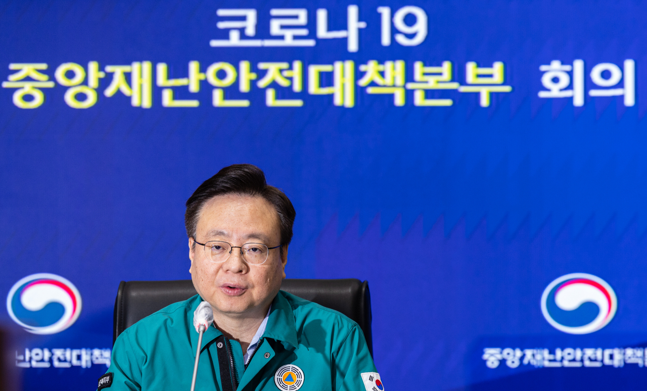 Health and Welfare Minister Cho Kyu-hong speaks at the meeting of the COVID-19 Central Disaster and Safety Countermeasures headquarters in Seoul, Wednesday. (Yonhap)