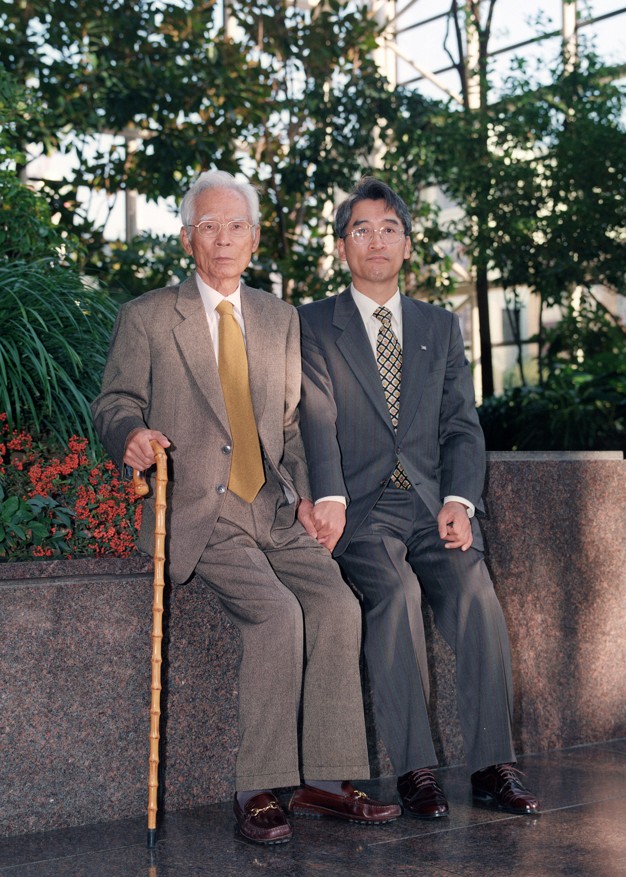 Shin Yong-ho (left), Kyobo Life Insurance founder and CEO Shin Chang-jae (Kyobo Life Insurance)