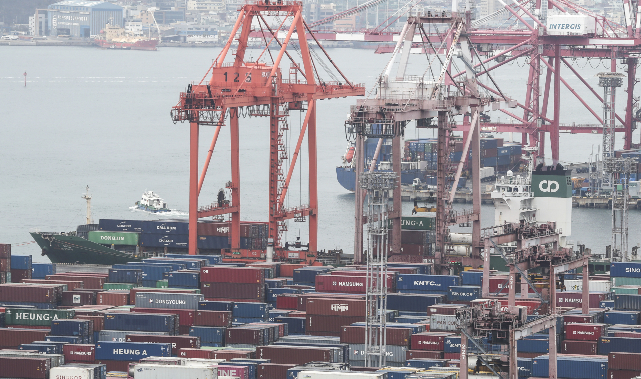 Stacks of containers at a port in Korea's southeastern city of Busan on Tuesday. (Yonhap)