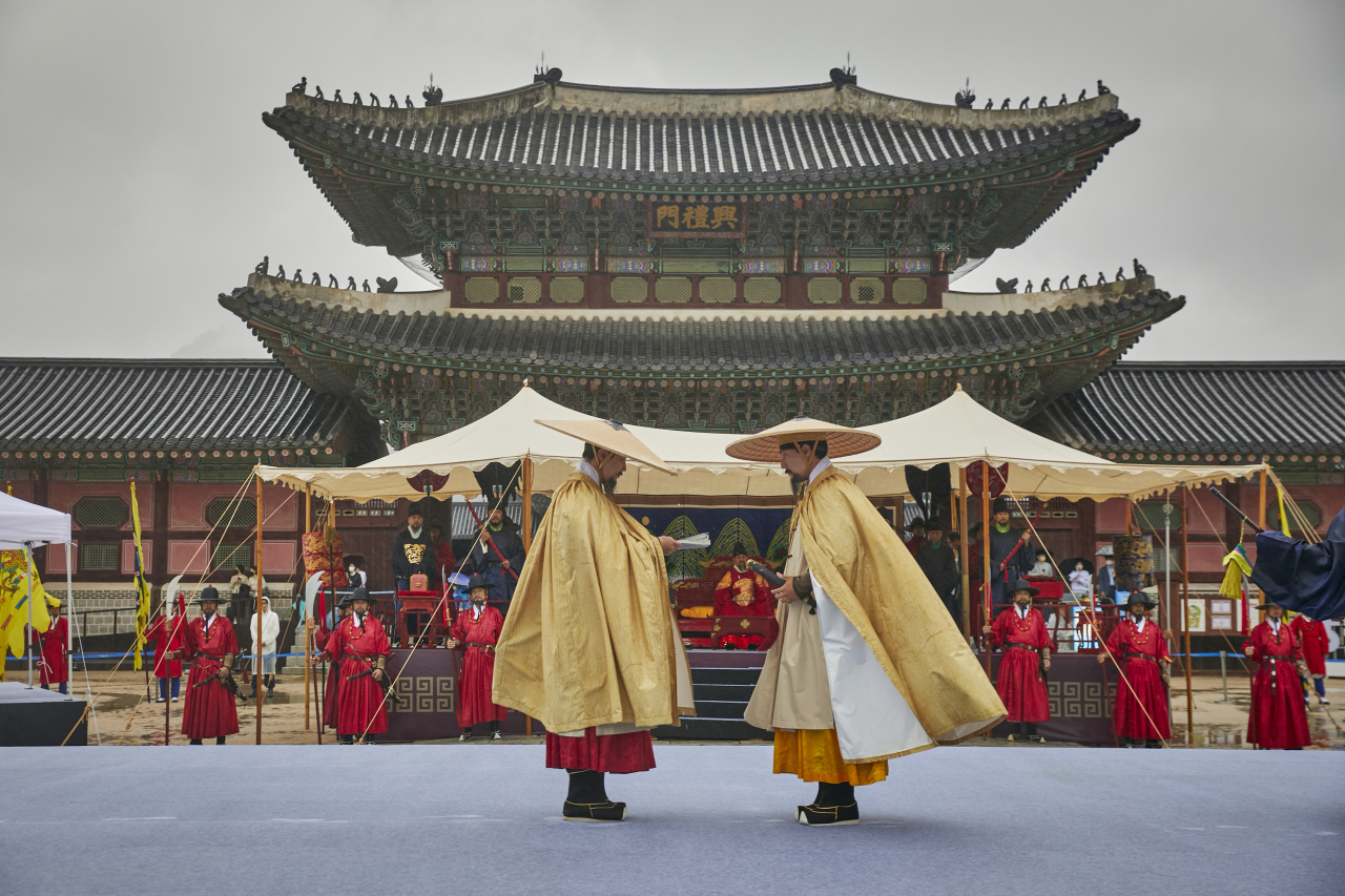 Actors reenact the royal guard appointment ceremony in 2022. (Cultural Heritage Administration)