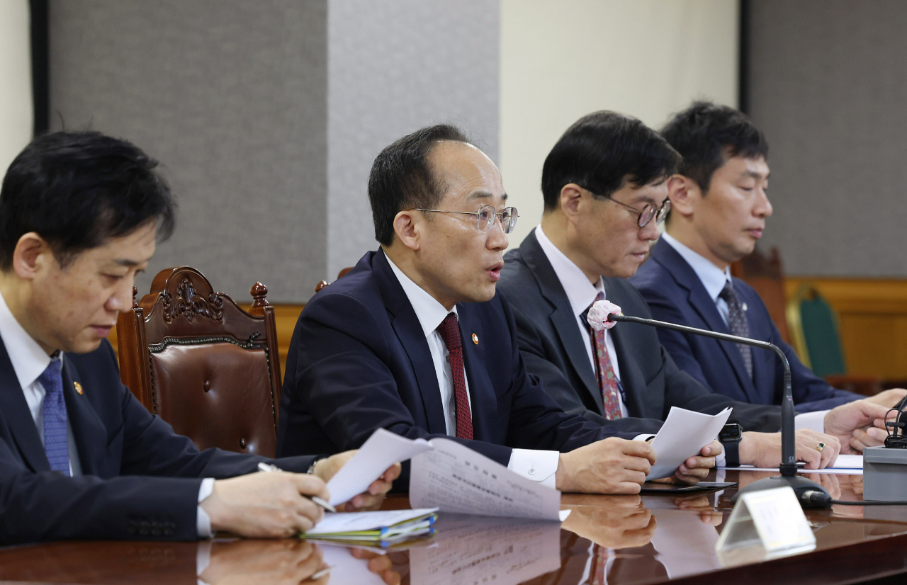 Finance Minister Choo Kyung-ho (second from left), who doubles as the deputy prime minister for economic affairs, speaks during an emergency meeting on macroeconomic situations at the government complex in Seoul on Thursday (Yonhap)