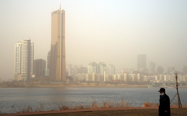 High levels of yellow dust at the Hangang river in central Seoul. (Yonhap)