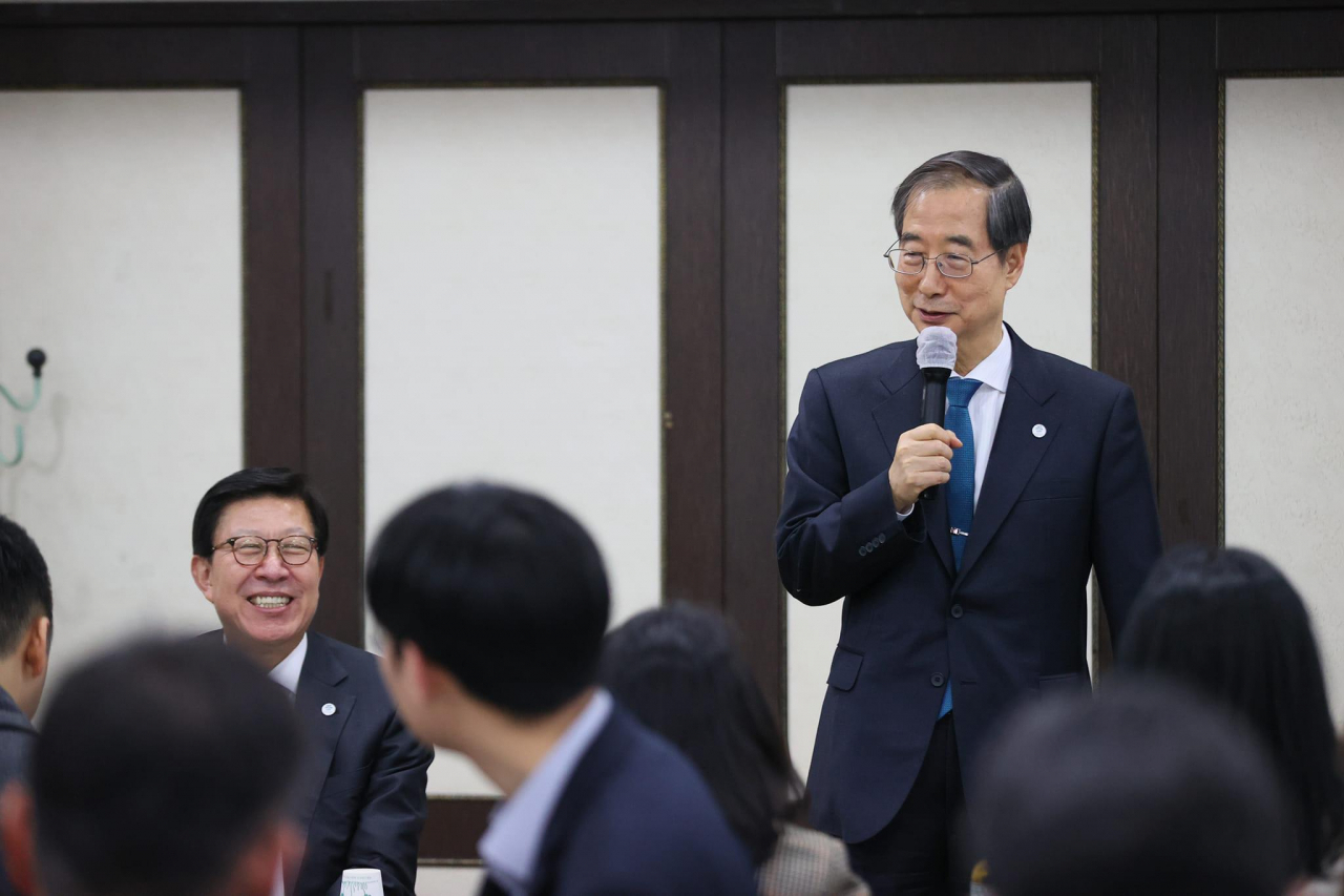 Prime Minister Han Duck-soo (right) speaks to reporters in a press conference also attended by Busan Mayor Park Heong-joon (left) in Busan on Tuesday. (Yonhap)