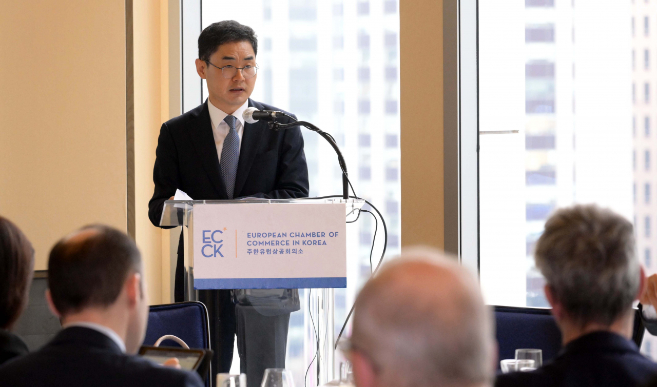 National Tax Service Commissioner Kim Chang-ki speaks at a roundtable meeting held by the European Chamber of Commerce in Korea at a Seoul hotel, Thursday. (Lee Sang-sub/The Korea Herald)