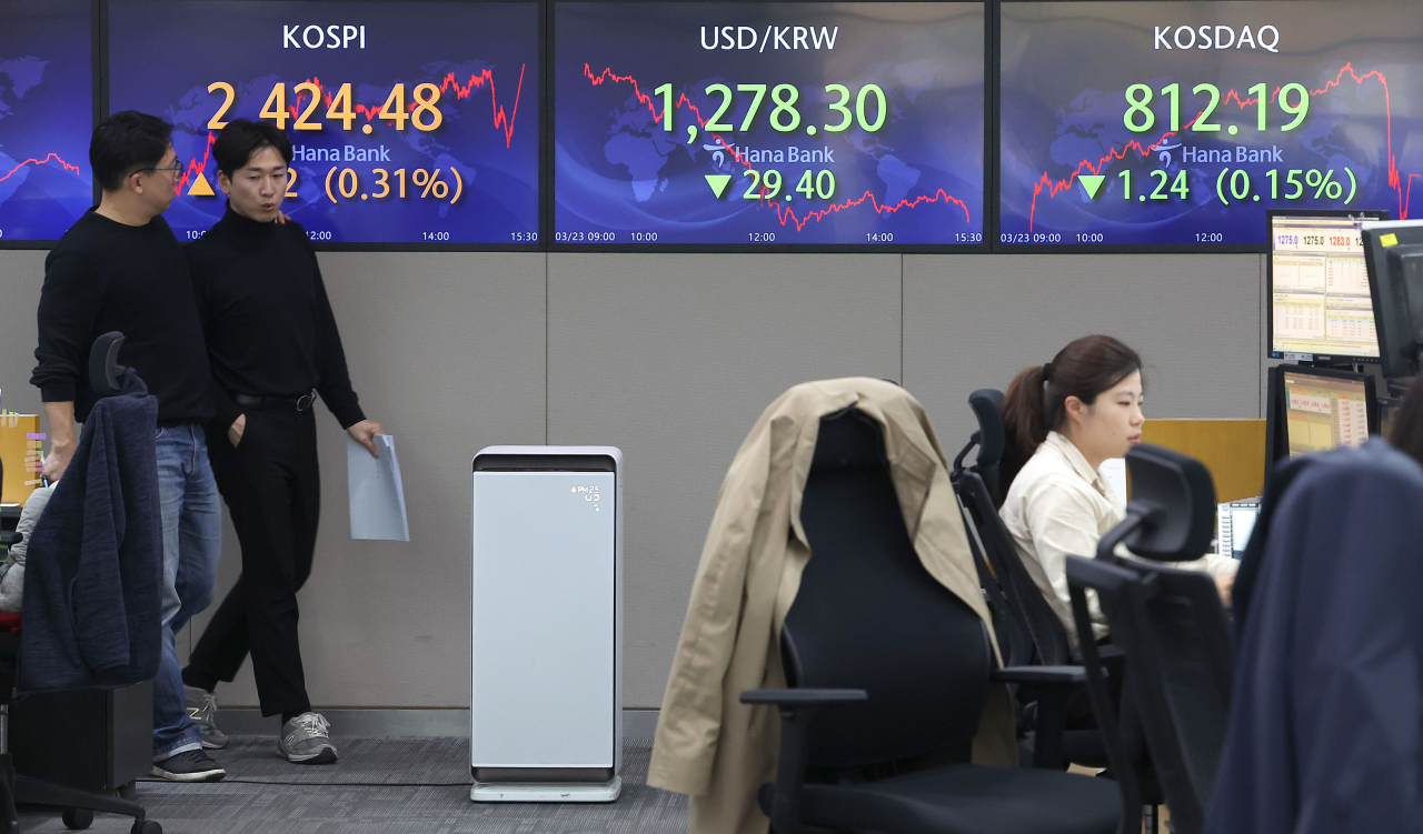 Electronic boards showing the Korea Composite Stock Price Index at a dealing room of the Hana Bank headquarters in Seoul on Thursday. (Yonhap)