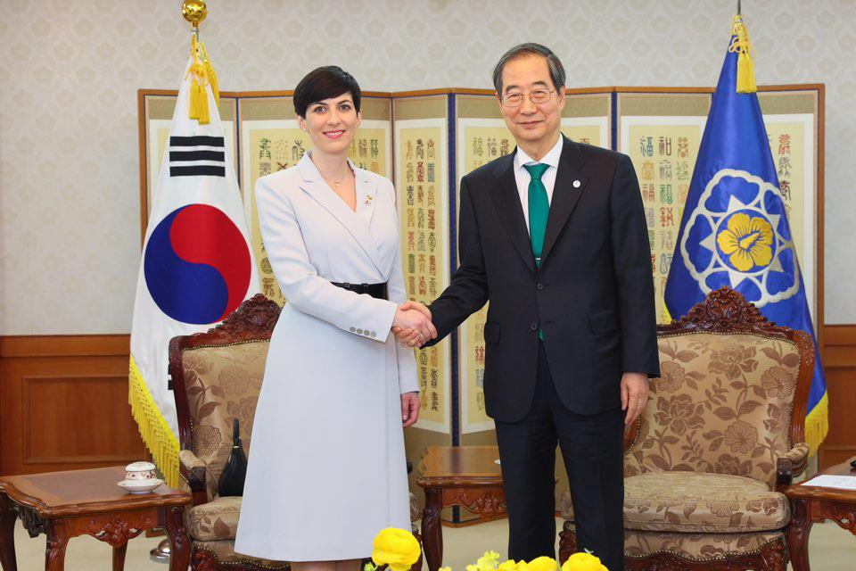 Prime Minister Han Duck-soo meets with Marketa Pekarova Adamova, the speaker of the Czech lower house of parliament, on Thursday in Seoul. (Yonhap)