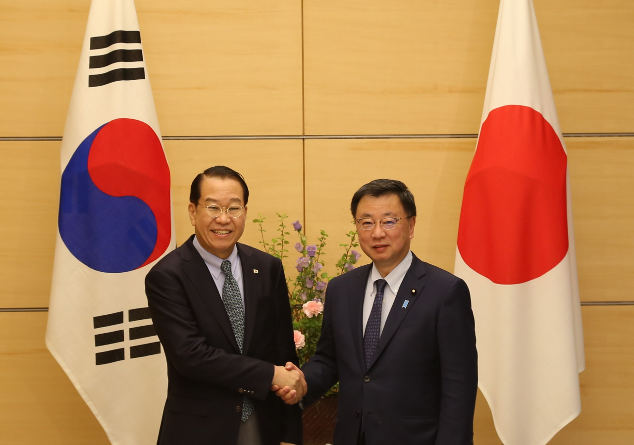 South Korea's unification minister Kwon Young-se has talks with Japanese Foreign Minister Yoshimasa Hayashi and Chief Cabinet Secretary Hirokazu Matsuno in Tokyo on the second day of his four-day trip to Japan. (Yonhap)