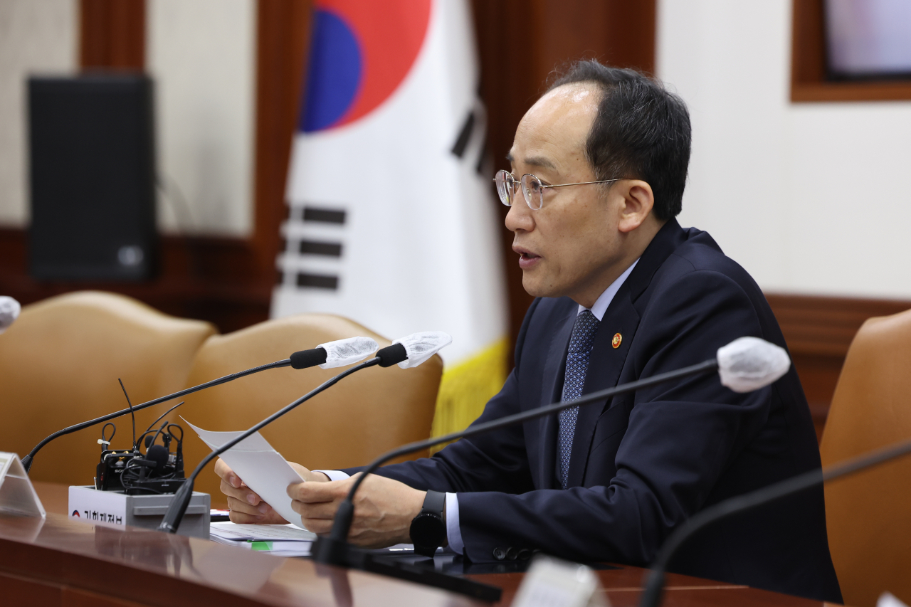 Finance Minister Choo Kyung-ho speaks during a meeting on trade issues in Seoul on Friday. (Yonhap)