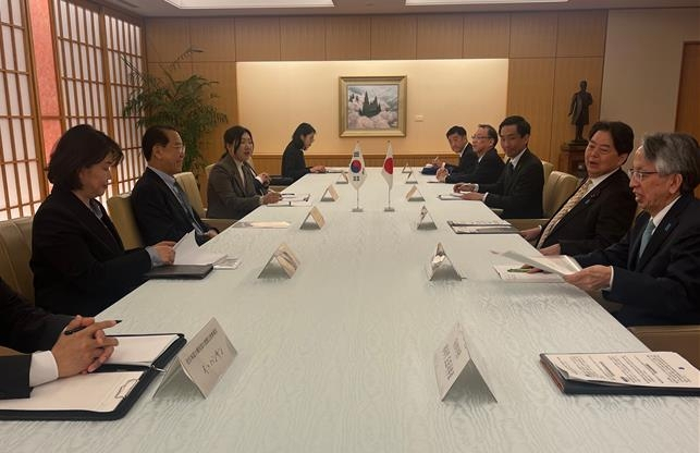 Unification Minister Kwon Young-se (Center on left side) talks with Japanese Foreign Minister Yoshimasa Hayashi (on opposite side) in Tokyo on Thursday. ( Ministry of Unification)