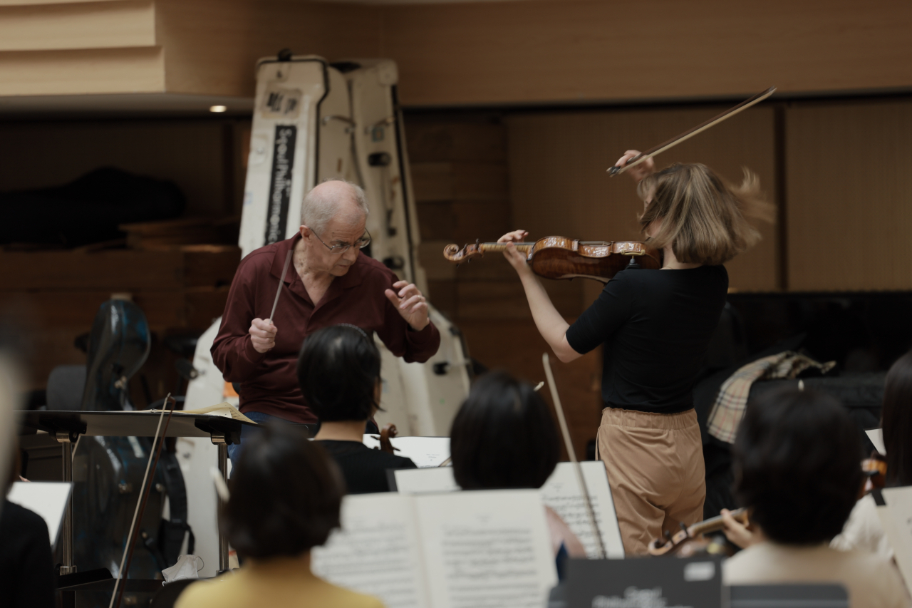 Conductor Osmo Vanska conducts during a rehearsal in the Seoul Philharmonic Orchestra's rehearsal room at the Sejong Center for Performing Arts on Wednesday. (SPO)