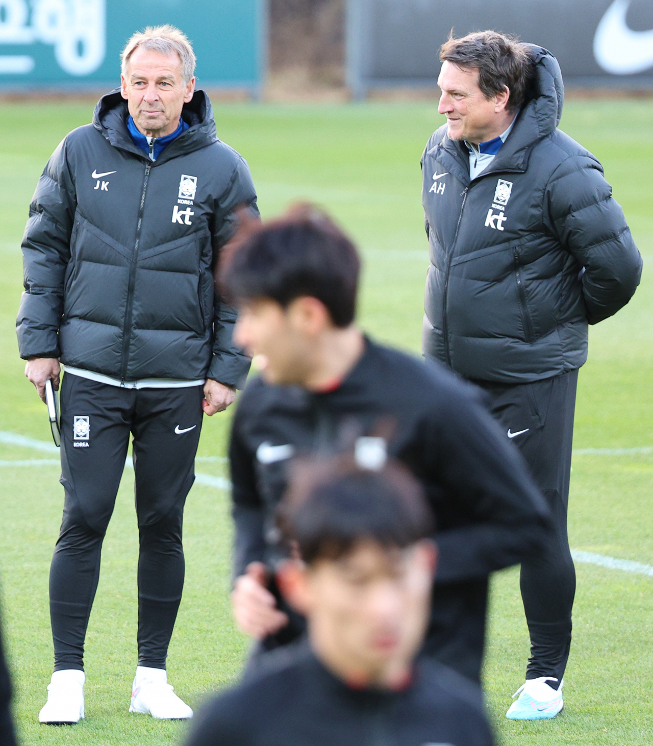 Korea national football coach, Jürgen Klinsmann and his assistant coach Andi Herzog are watching the players as they warm up before a training session at the National Football Center in Paju, some 30 kilometers northwest of Seoul, on Sunday, in preparation for a friendly match against Uruguay. (Yonhap)
