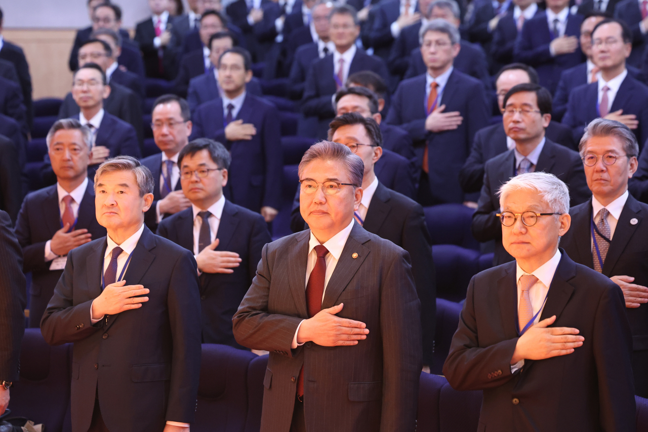 Foreign Minister Park Jin (at the center, first row), along with ambassadors and consuls general stationed abroad, salutes the national flag as they attend their annual meeting at the foreign ministry in Seoul on Monday. The meeting will run for five days. (Yonhap)