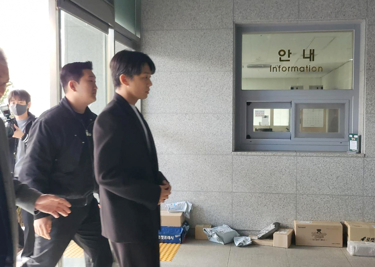 Yoo Ah-in (right) enters the Mapo-gu office of the Seoul Metropolitan Police Agency for a police investigation into his alleged habitual drug use, Monday. (Yonhap)