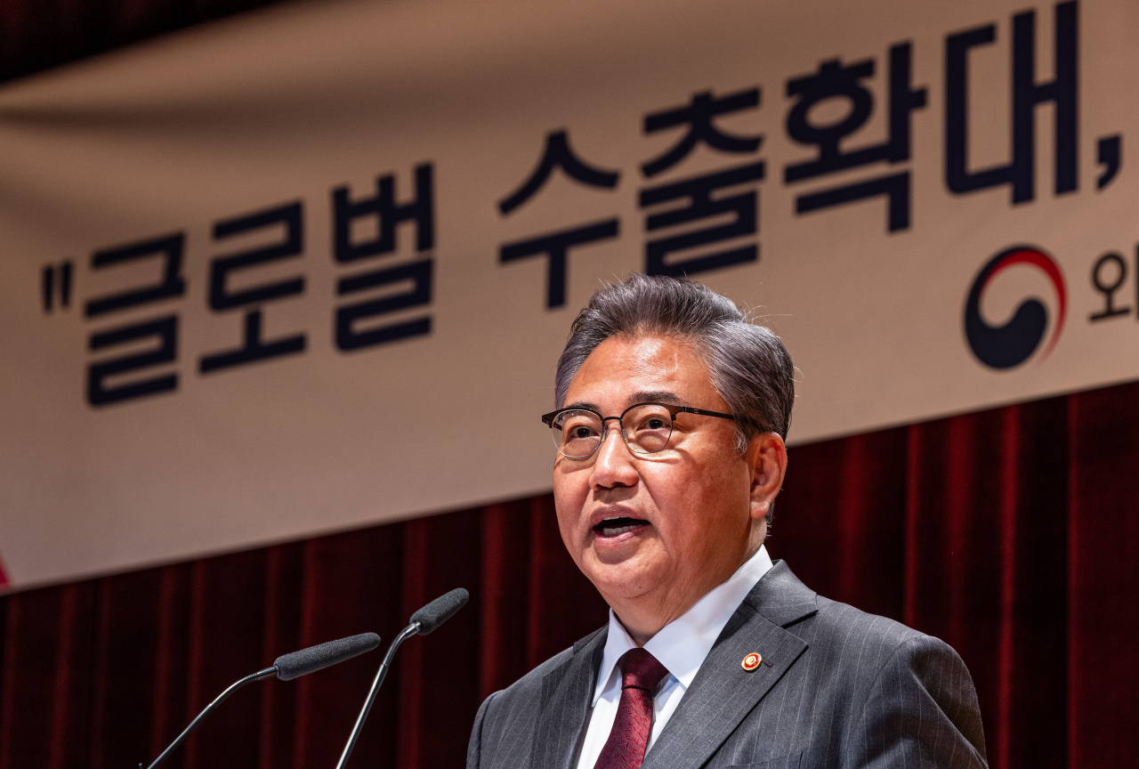 Foreign Minister Park Jin speaks during a meeting with South Korea’s diplomatic mission chiefs at the ministry headquarters in Seoul on Monday. (Yonhap)