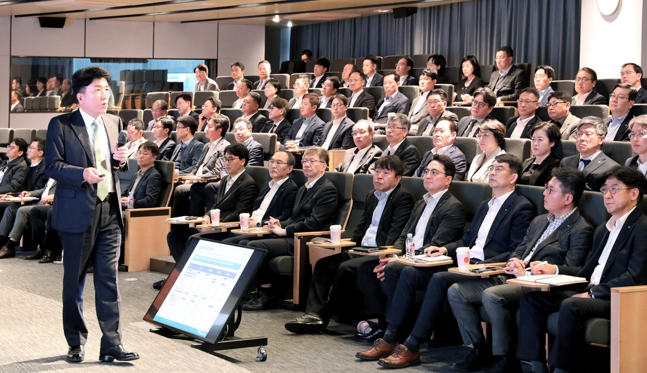 Hana Financial Group Chairman Ham Young-joo speaks during a meeting with executives held at the group's headquarters in Seoul on Monday. (Hana Financial Group)