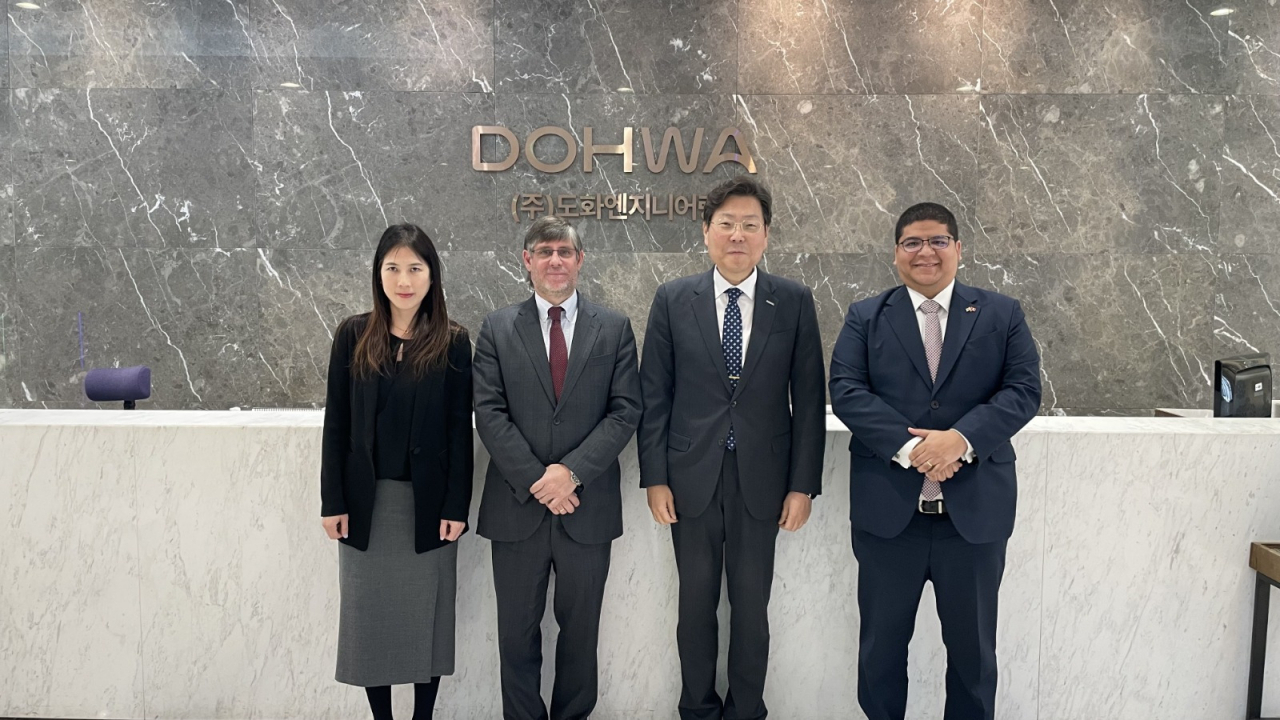 Peruvian Ambassador to Korea Paul Duclos(second from left) paid a visit to Dohwa Engineering headquarters. Dohwa Engineering’s branch in Peru operates projects related to transport, water, sanitation, energy, urbanization, Lima's Metro Line 2, and Chinchero International Airport in Peru.