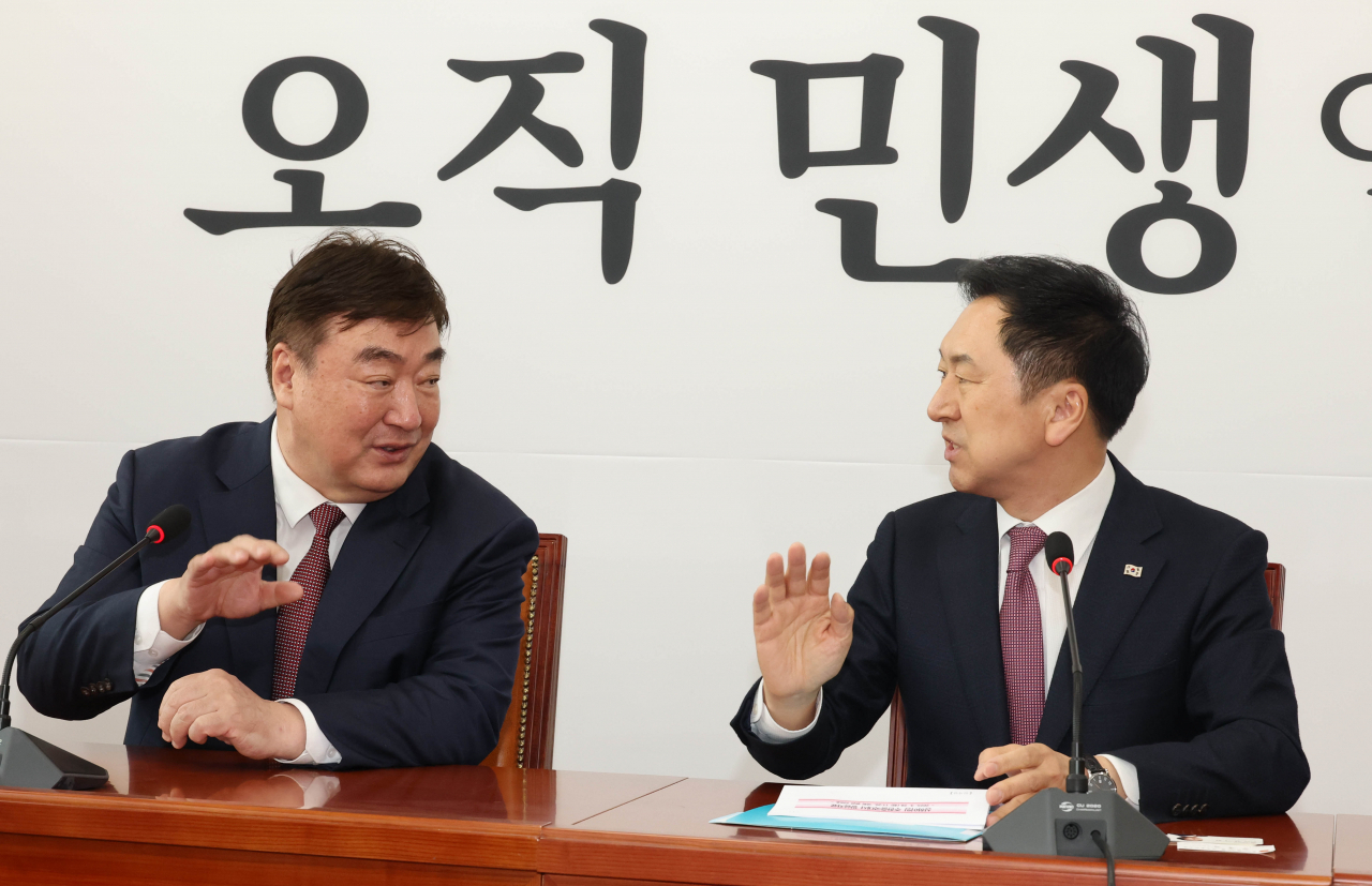 Chinese ambassador to South Korea Xing Haiming (left) meets with South Korean ruling party head Rep. Kim Gi-hyeon at the National Assembly in Seoul on Tuesday. (Yonhap)