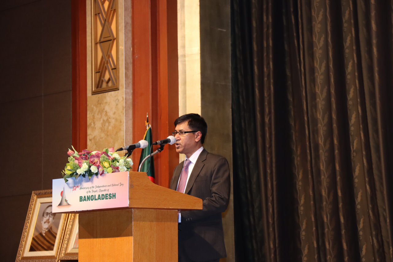 Bangladesh Ambassador to Korea Delwar Hossain delivers remarks at the Bangladesh Independence Day celebrations at Lotte Hotel in Jung-gu, Seoul, on Monday. (Embassy of Bangladesh in Seoul)