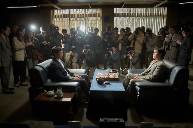 Yoo Ah-in (left) and Lee Byung-hun (right) in “The Match” (Netflix)