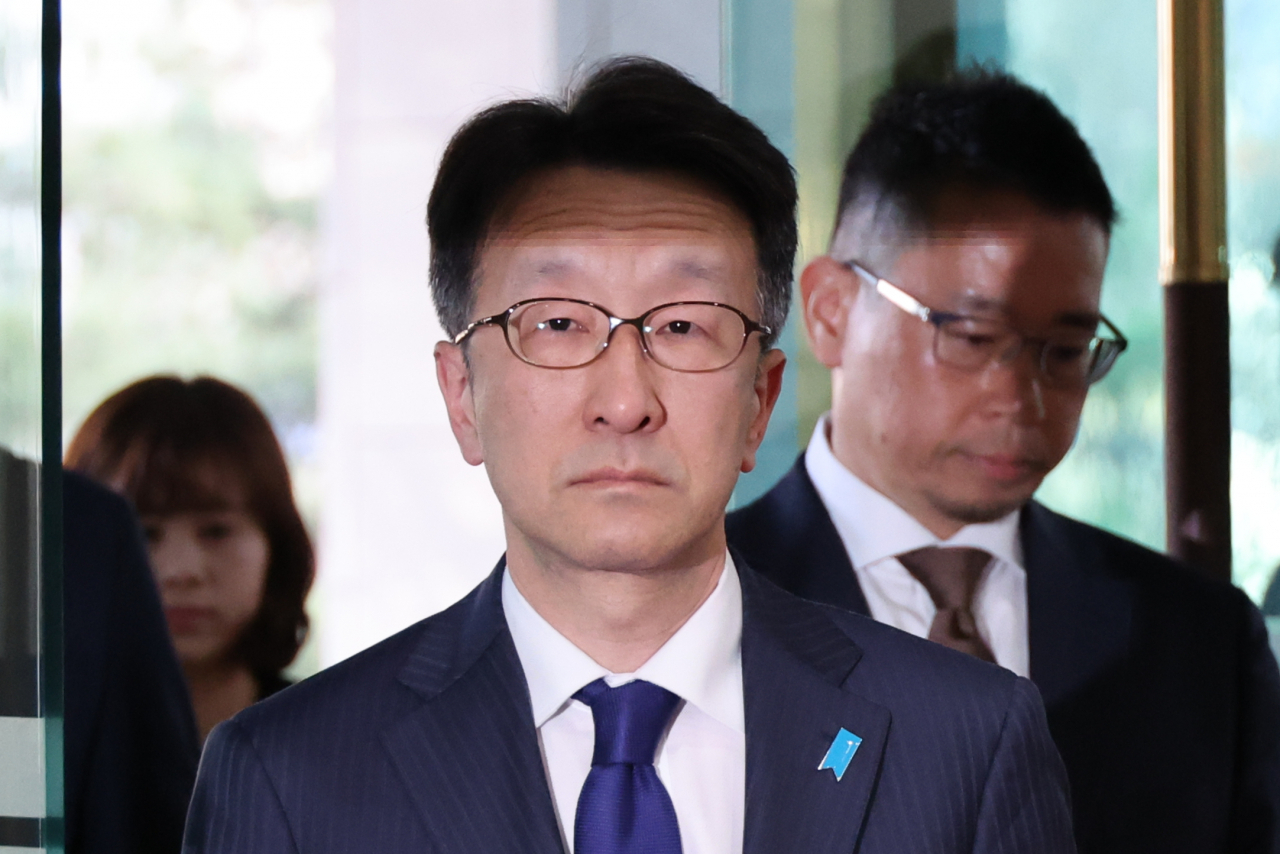 Naoki Kumagai (front), deputy chief of the mission at the Japanese Embassy in South Korea, enters the Foreign Ministry building in Seoul on Tuesday. (Yonhap)