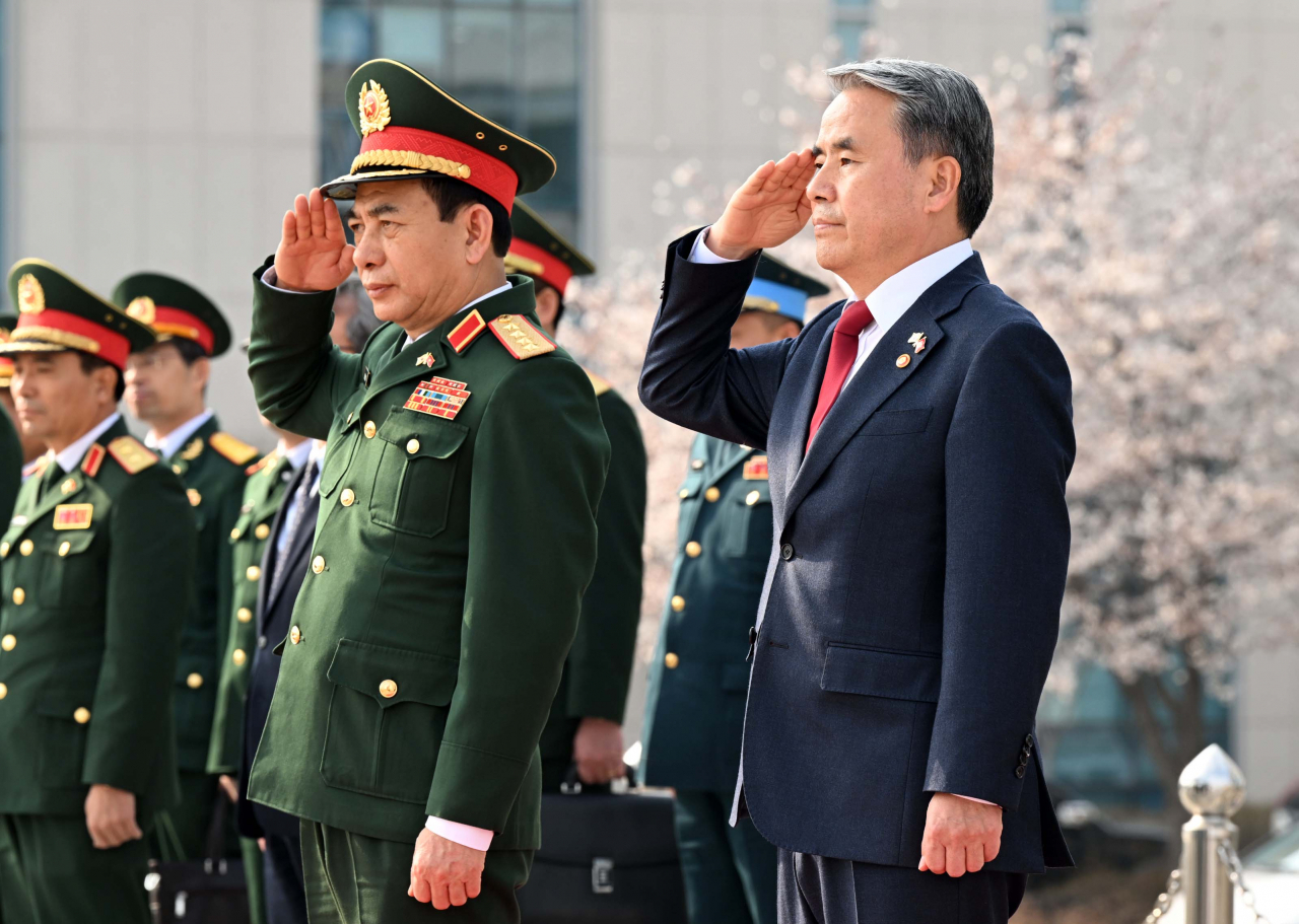 South Korean Defense Minister Lee Jong-sup (right) and his Vietnamese counterpart, Phan Van Giang, inspect an honor guard prior to their talks at the defense ministry in Seoul on Tuesday. (Yonhap)