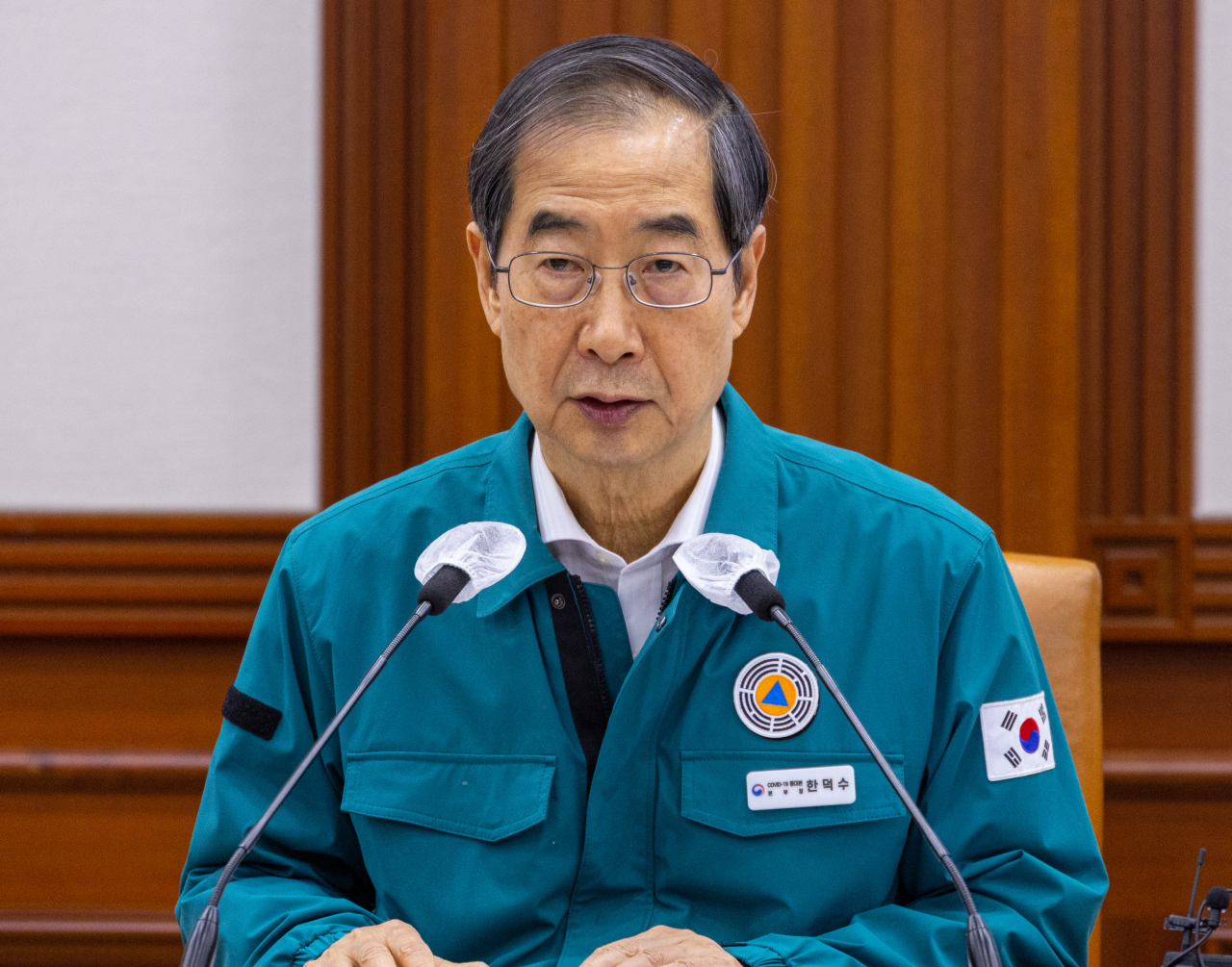 Prime Minister Han Duck-soo speaks during a meeting of the Central Disaster and Safety Countermeasures Headquarters at the Government Complex Seoul, Wednesday. (Yonhap)