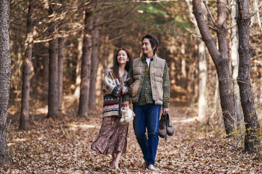 Han Ji-min (left) plays Yi-hu, a deceased wife who meets her husband, played by Shin Ha-kyun, in an imaginary world called Yonder in the show 