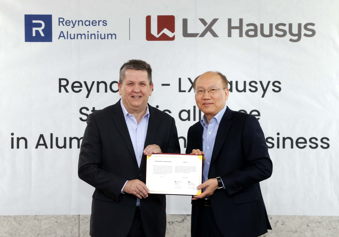 Andreas Wilsdorf (left), vice chairman of Reynaers Aluminium, and LX Hausys President Han Myeung-ho pose for a photo at a signing ceremony in Seoul, Wednesday. (LX Hausys)