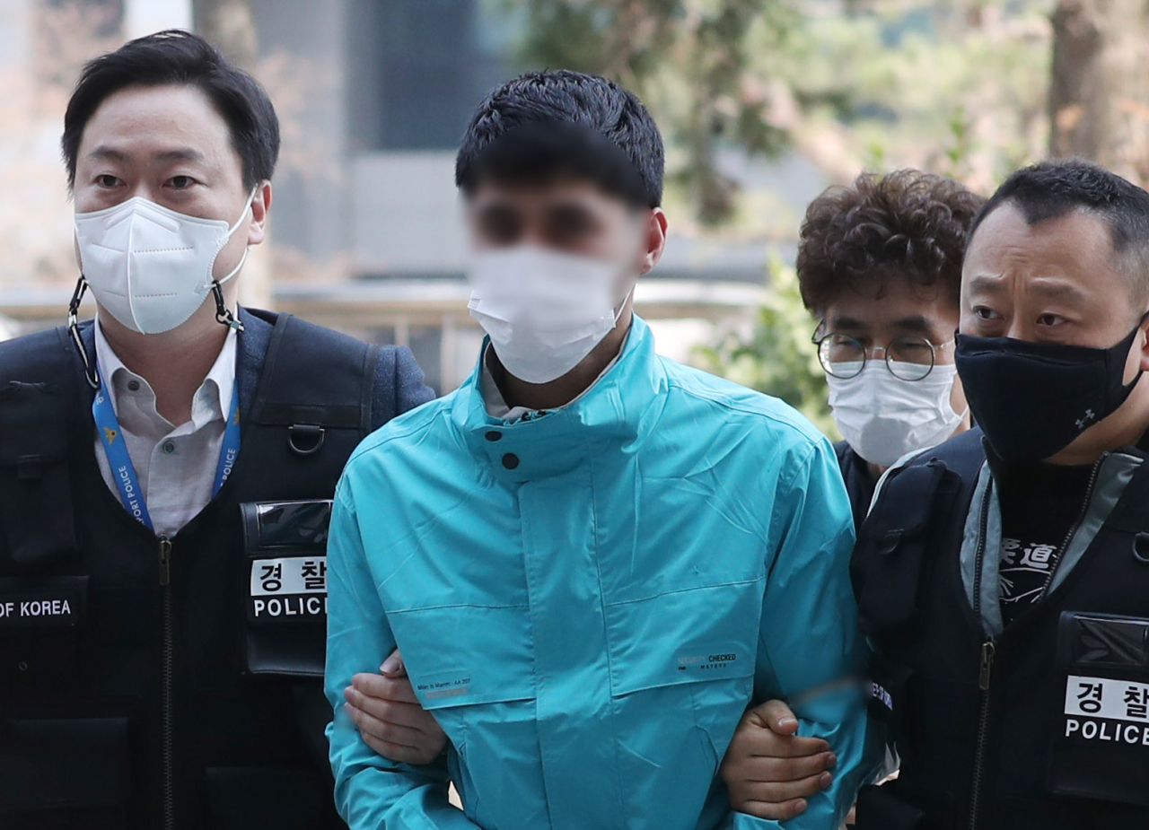 A 21-year-old Kazakh national enters Incheon District Court on Wednesday for questioning on charges of escaping from Incheon Airport after being denied entry into the country.