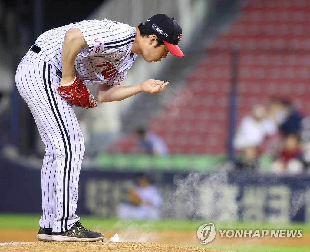 In this file photo from May 24, 2022, LG Twins reliever Jin Hae-soo blows his hand after grabbing a rosin bag during the top of the ninth inning of a Korea Baseball Organization regular season game against the Kiwoom Heroes at Jamsil Baseball Stadium in Seoul. (Yonhap)