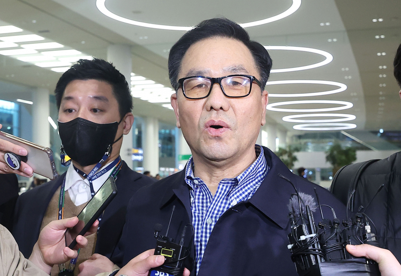 Cho Hyun-chun (center), a former head of the now-defunct Defense Security Command, speaks to reporters at Incheon International Airport, west of Seoul, on Wednesday (Yonhap)