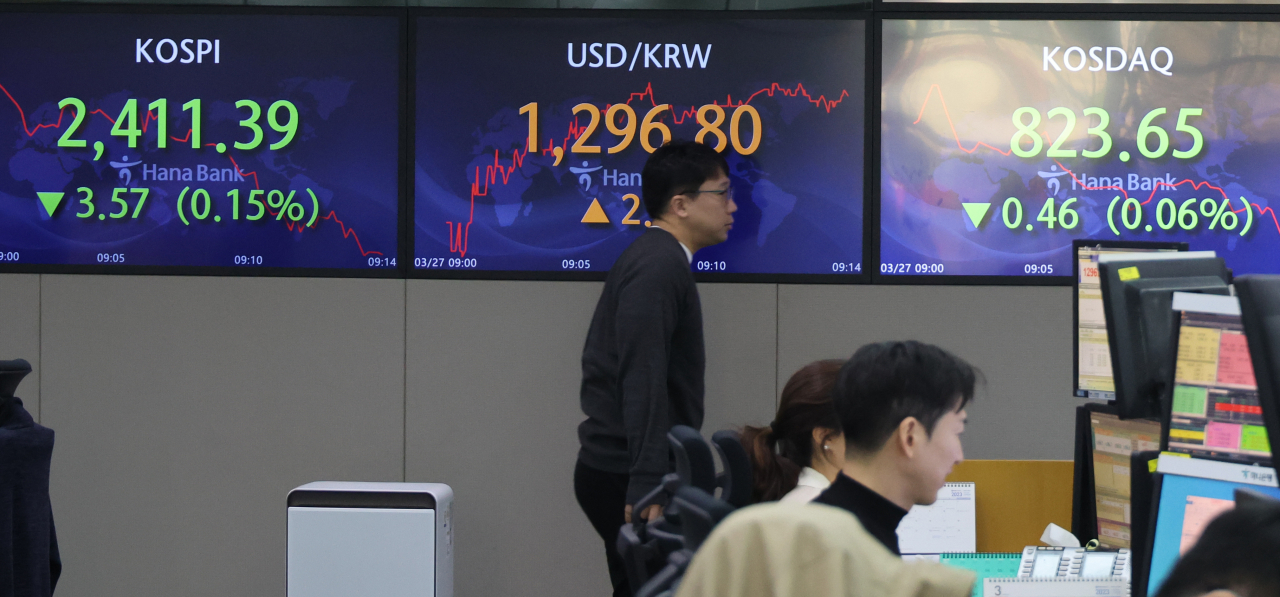Electronic boards showing the Korea Composite Stock Price Index at a dealing room of the Hana Bank headquarters in Seoul on Monday. (Yonhap)