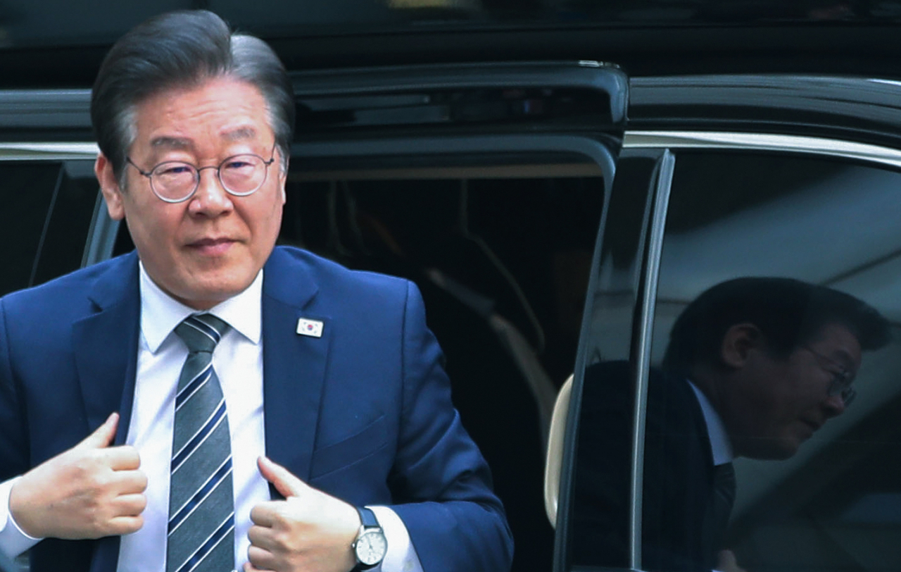 Democratic Party of Korea chairperson Rep. Lee Jae-myung arrives at the Seoul central district court on Friday. (Yonhap)
