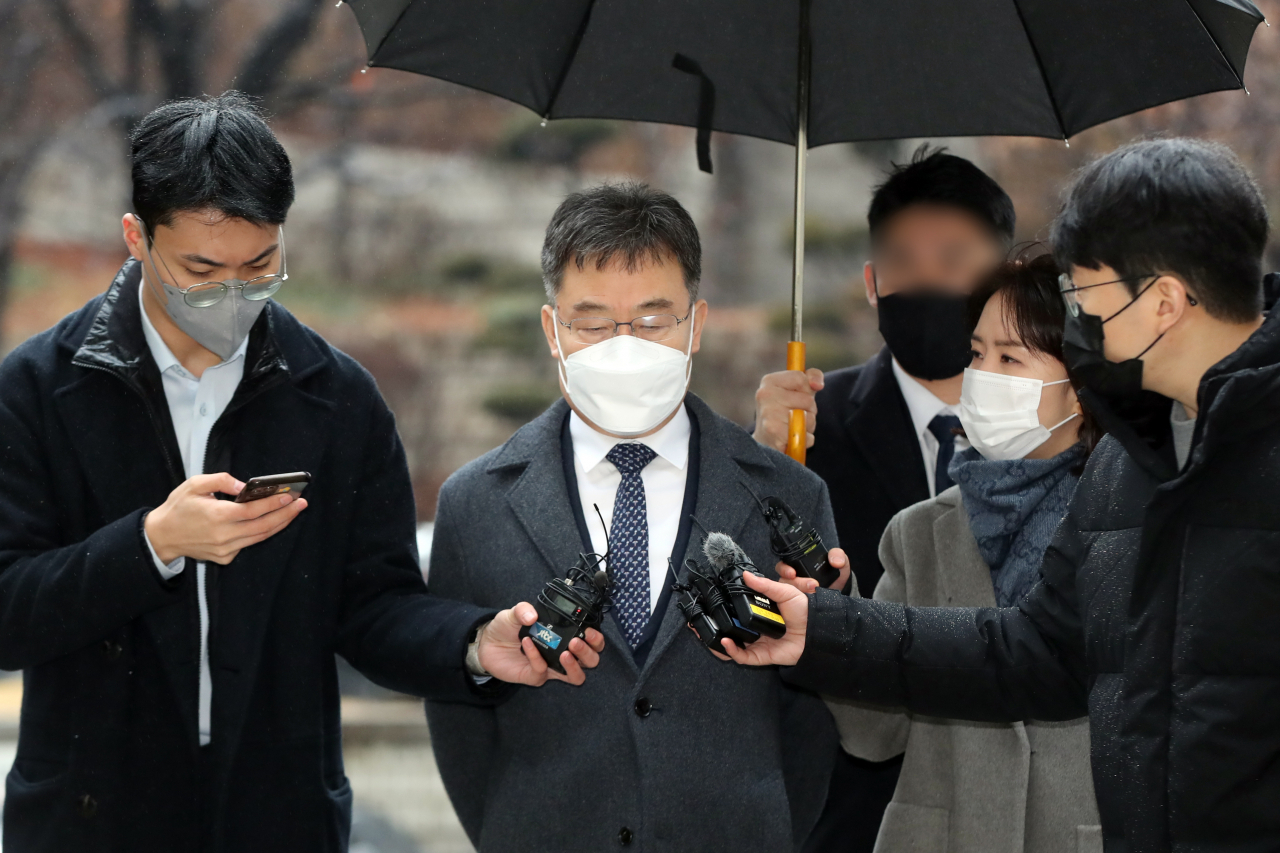 Kim Man-bae (second from left) answers questions from reporters at Seoul Central District Court on Jan. 13, before attending his trial about his role in the development project scandal in Daejang-dong, Seongnam, Gyeonggi Province. (Yonhap)