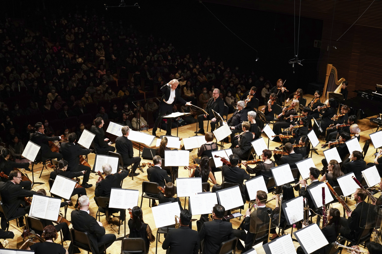 David Robertson conducts the Tongyeong Festival Orchestra and Neue Vocalsolisten Stuttgart on Friday. (TIMF)